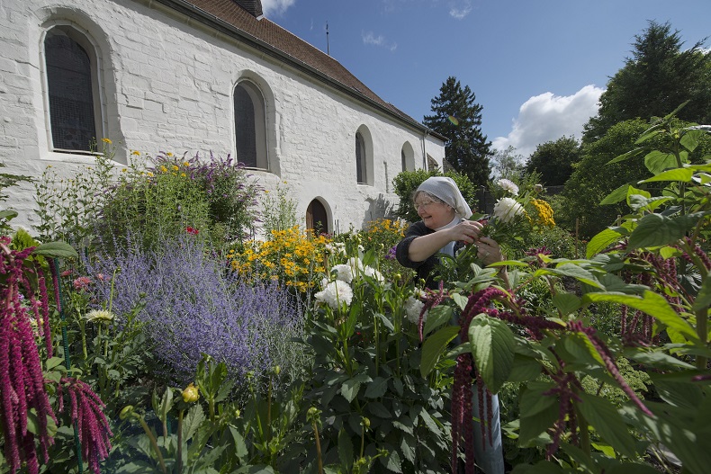 Nonne im Garten des Klosters Romont © Copyright Fribourg Region