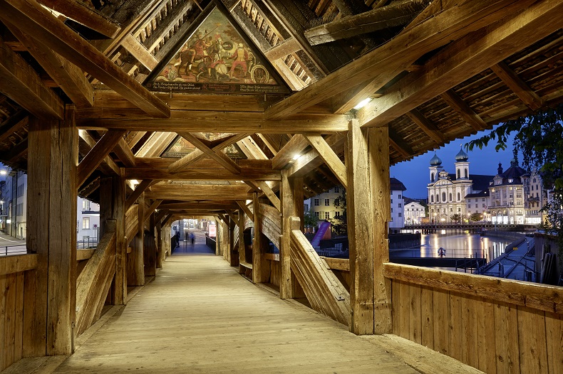 Der Totentanz auf der Spreuerbrücke in Luzern (Luzern–Vierwaldstättersee) 
                                                1637 vollendeter barocker Gemäldezyklus © Luzern Tourismus / Beat Brechbuehl